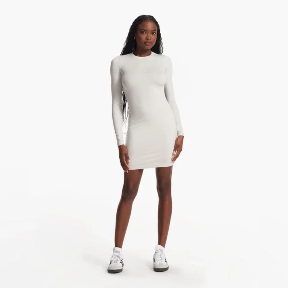 Vuori L/S Halo Essential Dress in Salt Heather